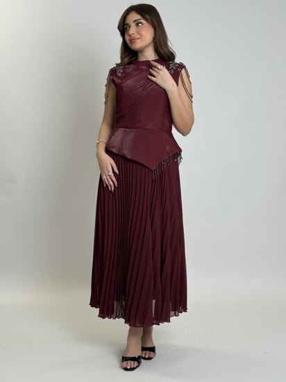 فستان أنيق بتصميم عصري يجمع بين البساطة والفخامة