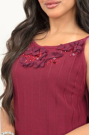 فستان يتميز بلون عنابي فاخر بتفاصيل ناعمة من الورود المطرزة