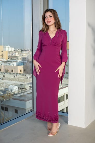 فستان طويل باكمام شيفون منسدله وتطريز خفي