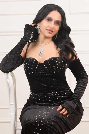 فستان سهرة مخمل بتطريز وبكلة لامعة