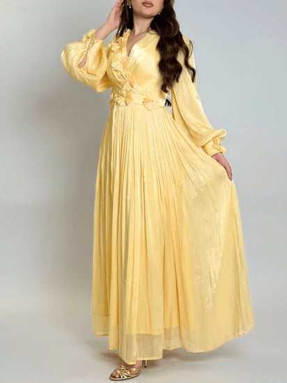 فستان طويل بتصميم أنثوي راقٍ