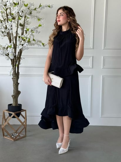 طقم بلمسة فنية بتصميم كلوش ناعم وتفاصيل كشكش