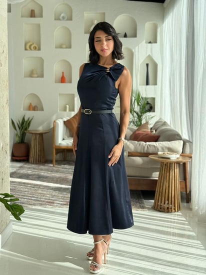 فستان ميدي بقصة ناعمة مع ربطة كتف أنيقة