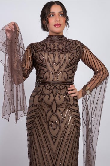 فستان سهرة "الدرّة البنيّة" بتطريزات هندسية وأكمام ملكية منسدلة.
