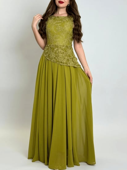 فستان انيق بتصميم راقٍ يجمع بين النعومة والفخامة