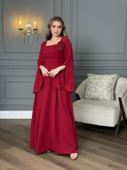 فستان بقصة ملكية بأكمام واسعة وتصميم ناعم مزين بزهور بارزة على الكتف