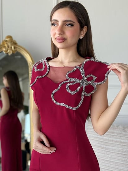 فستان طويل ضيّق بقصّة مستقيمة