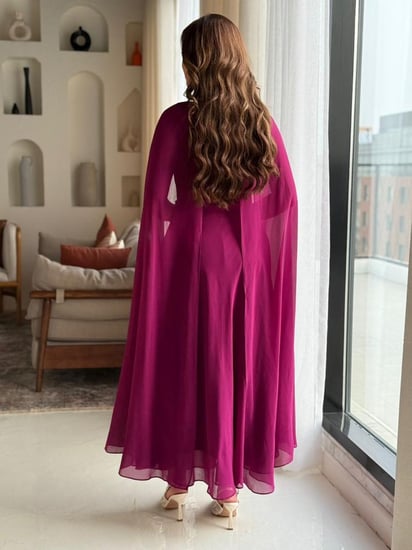 فستان بتفصيل كاب ناعم وتطريز خصر أنيق