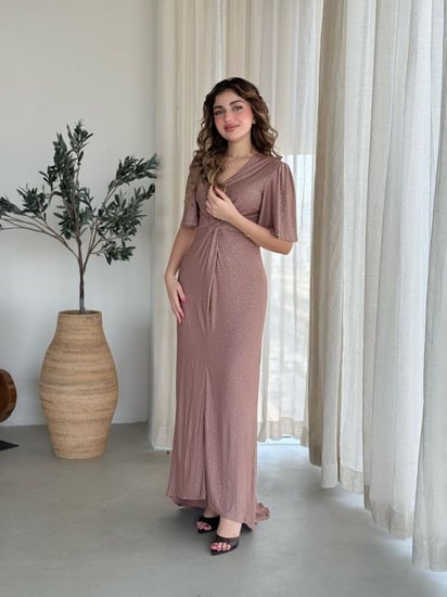 فستان بفتحة صدر ناعمة وكشكشة وسطية تُبرز الخصر