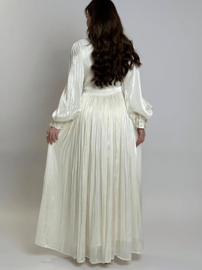 فستان طويل بتصميم أنثوي راقٍ