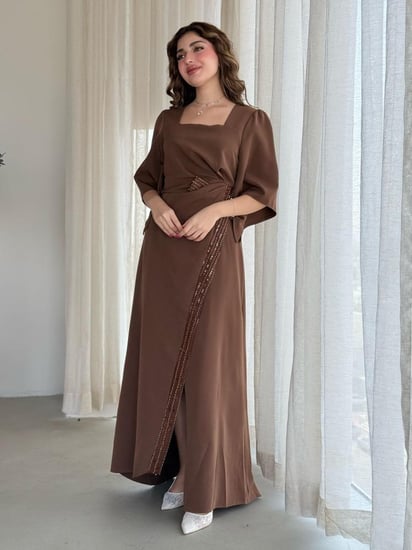 فستان بتصميم فاخر بلمسات ملكية، بأكمام واسعة وقصة أنيقة