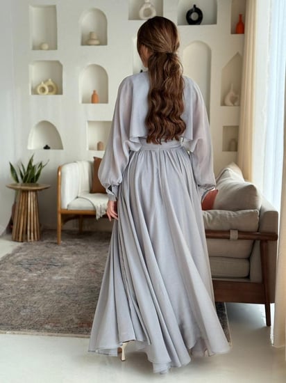 فستان بأكمام شفافة وتفاصيل خفيفة تعطيه إحساس ملكي