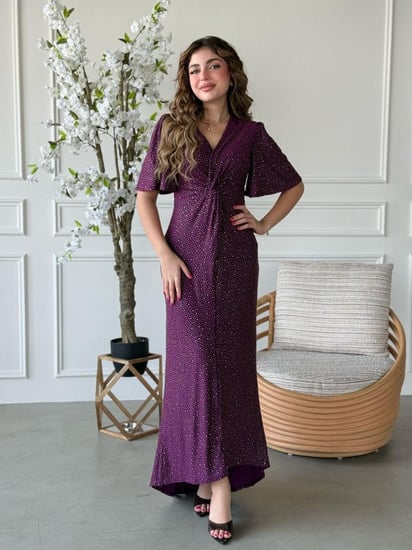 فستان بفتحة صدر ناعمة وكشكشة وسطية تُبرز الخصر