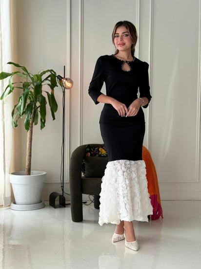 فستان سهرة ناعم ويتميز بخامة الباربي سترتش مع ورود مميزة من الاسفل