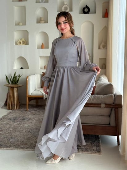 فستان بأكمام شفافة وتفاصيل خفيفة تعطيه إحساس ملكي