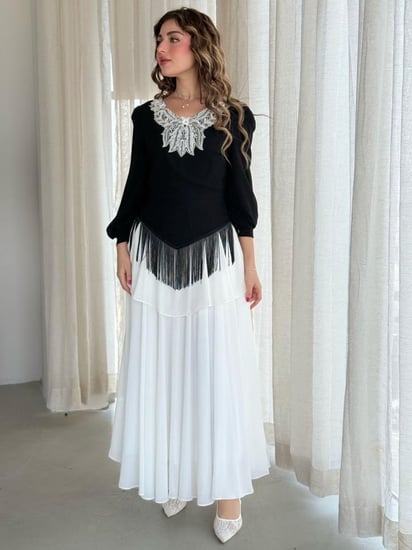 فستان بتطريز فاخر وقصة تنساب بنعومة