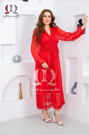 فستان ناعم طويل يتميز بخامة الدانتيل الراقية مع الجازار