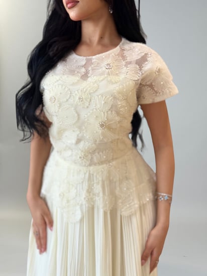 فستان زهرة اللؤلؤ أناقة بيضاء بطابع ملكي