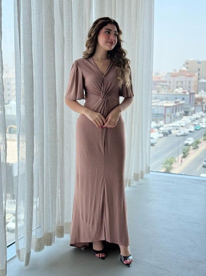 فستان بفتحة صدر ناعمة وكشكشة وسطية تُبرز الخصر