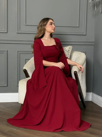 فستان بقصة ملكية بأكمام واسعة وتصميم ناعم مزين بزهور بارزة على الكتف