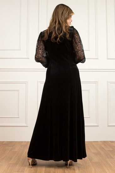 فستان مخمل أسود بأكمام دانتيل وزهور