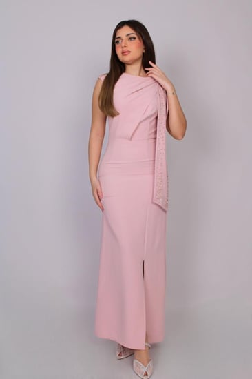 فستان  طويل بتصميم أنثوي راقٍ يجمع بين البساطة والفخامة