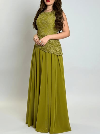 فستان انيق بتصميم راقٍ يجمع بين النعومة والفخامة