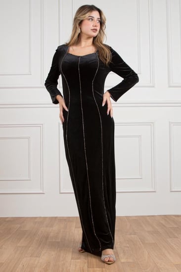 فستان مخملي طويل بتصميم انسيابي