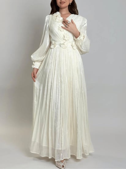 فستان طويل بتصميم أنثوي راقٍ