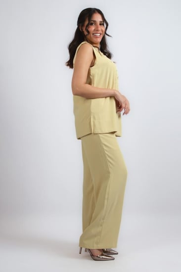 طقم أنيق بتفاصيل ناعمة