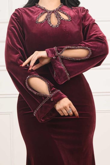 فستان مخمل فاخر بقصّة راقية وتطريز كريستالي