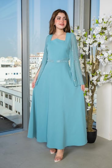 فستان بتصميم أنيق وانسيابي بلون فيروزي هادئ