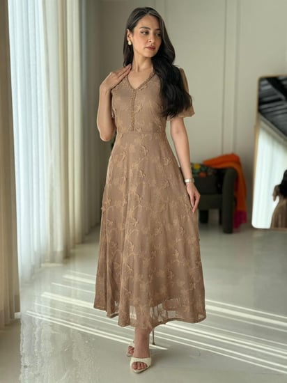 فستان دانتيل مورد بياقه V