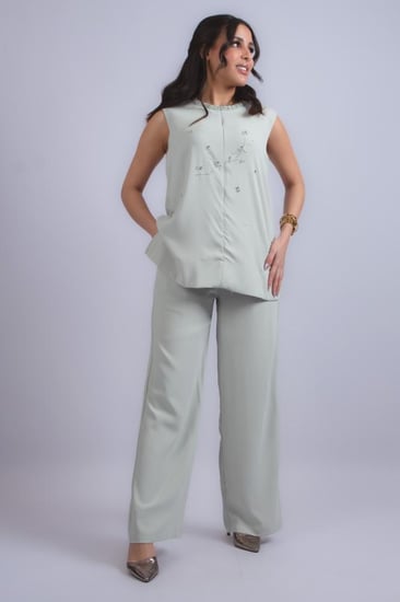 طقم أنيق بتفاصيل ناعمة