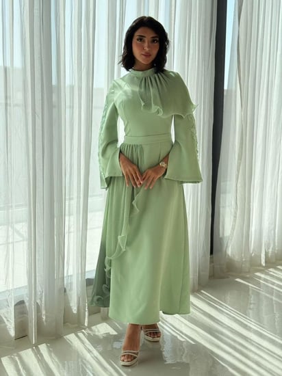 فستان بصميم محتشم يبرز الأناقة