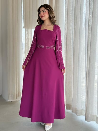 فستان بتصميم أنيق وانسيابي بلون فيروزي هادئ