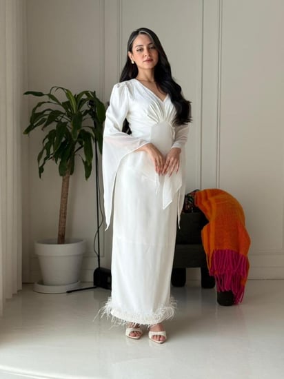 فستان طويل باكمام شيفون منسدله وتطريز خفي