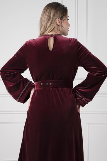 جلابية مخمل بقصّة راقية وتطريز كريستالي