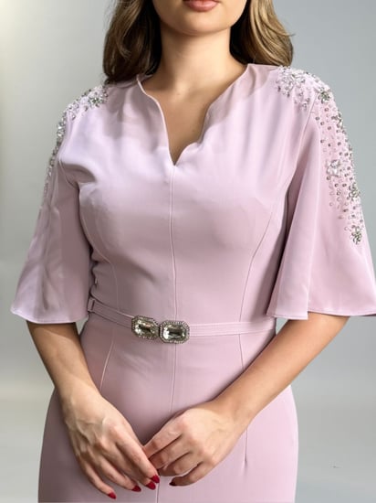 فستان سهرة راقٍ بتصميم انسيابي وحزام ناعم يبرز الخصر