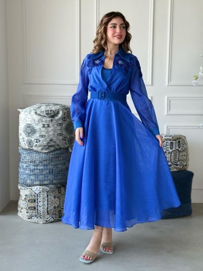 فستان بتصميم واسع وانسيابي مع حزام خصر يُبرز القوام