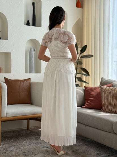 فستان زهرة اللؤلؤ أناقة بيضاء بطابع ملكي