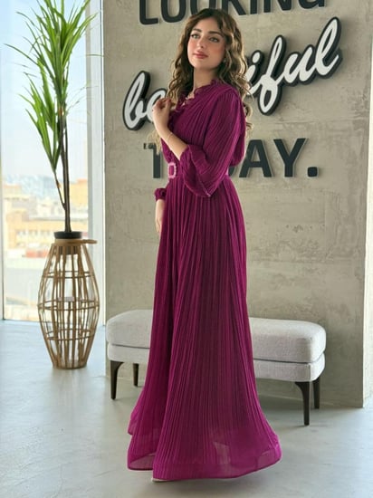 فستان بستايل ملكي بقصة مكسرة وحزام أنيق يبرز الخصر