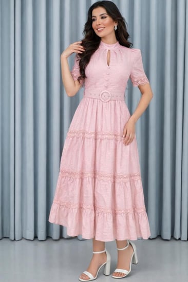 فستان أنثوي راقي بطبعات دانتيل أنيقة