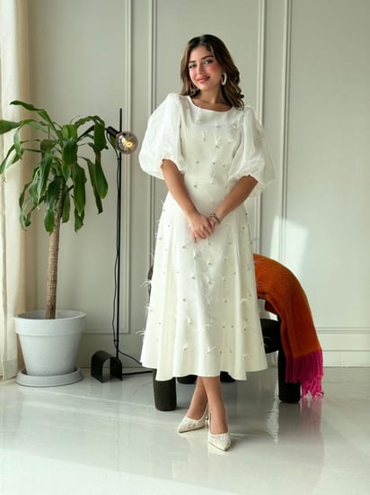 فستان متوسط الطول أنثوي، مزخرف بتطريزات ناعمة