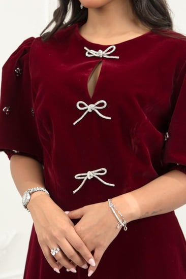 فستان جوخ فاخر يعكس فخامة الإطلالة بروحه الكلاسيكية وتفاصيله الأنثوية