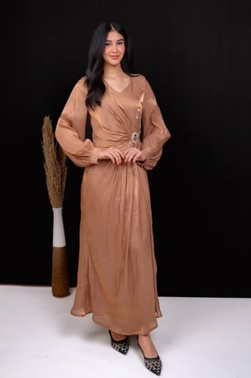 فستان أنيق بلمسة حريرية راقية