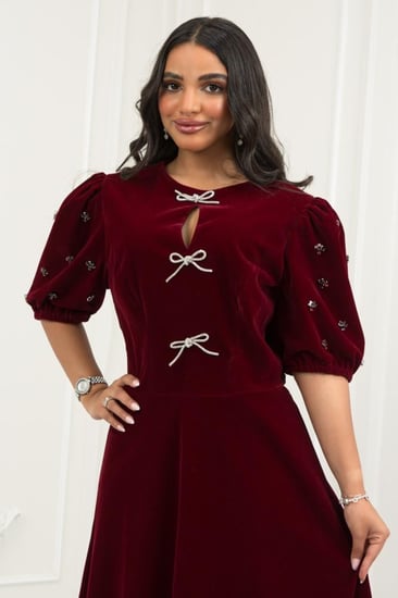 فستان جوخ فاخر يعكس فخامة الإطلالة بروحه الكلاسيكية وتفاصيله الأنثوية