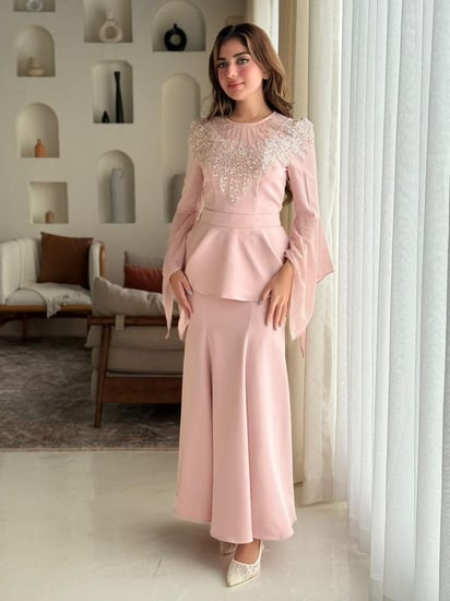 فستان قصة بيبلوم مميزة عند الخص