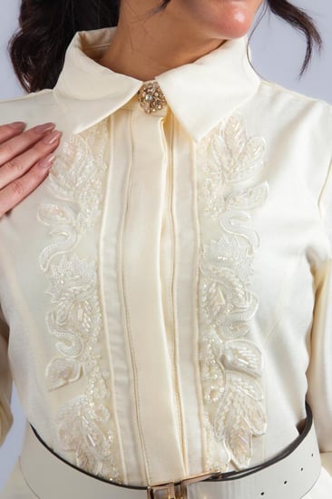 فستان أنيق  بتصميم ناعم وانسيابي