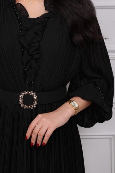 فستان بستايل ملكي بقصة مكسرة وحزام أنيق يبرز الخصر